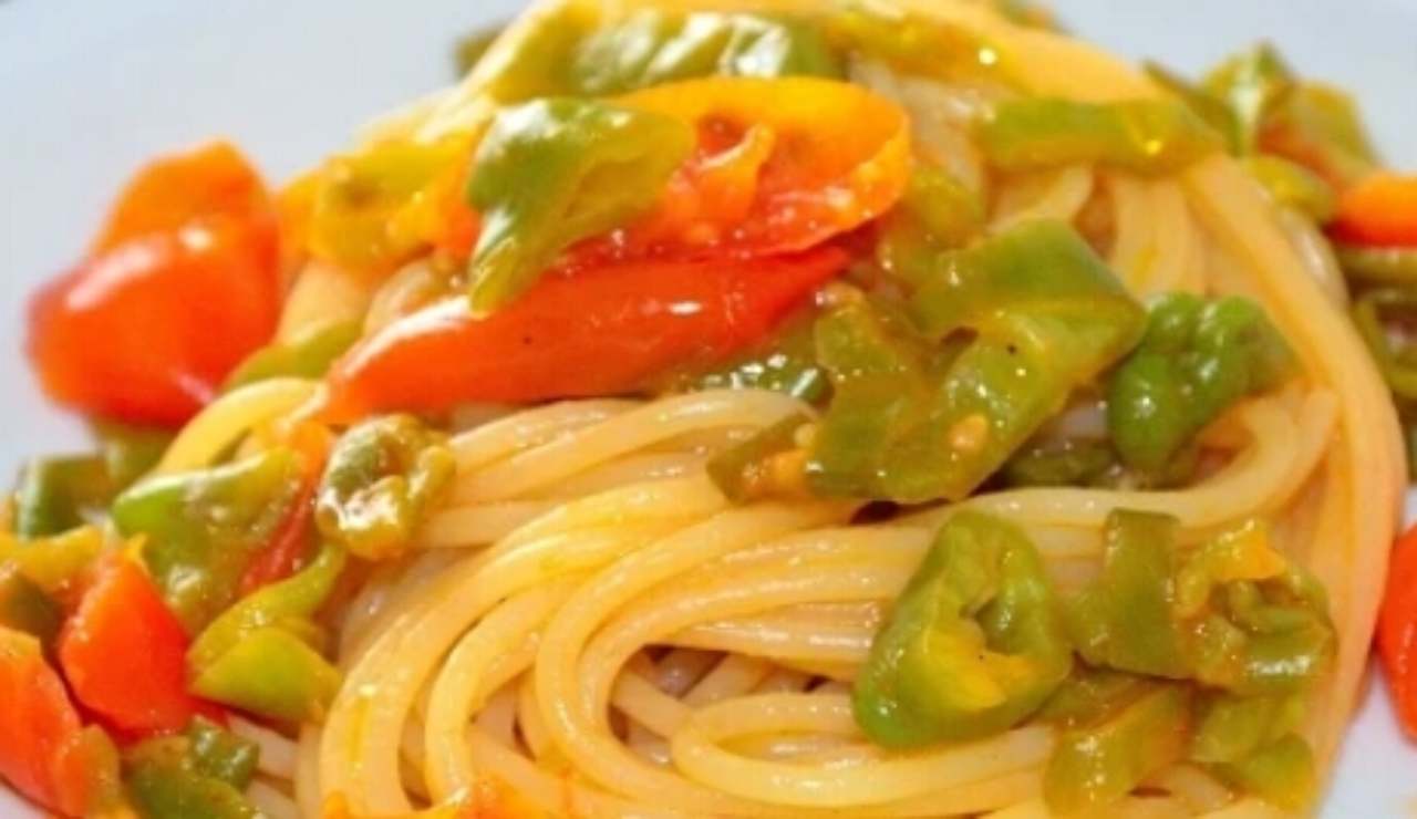 spaghetti-e-pomodorini:-la-ricetta-con-i-friggitelli-e-ancor-piu-ghiotta