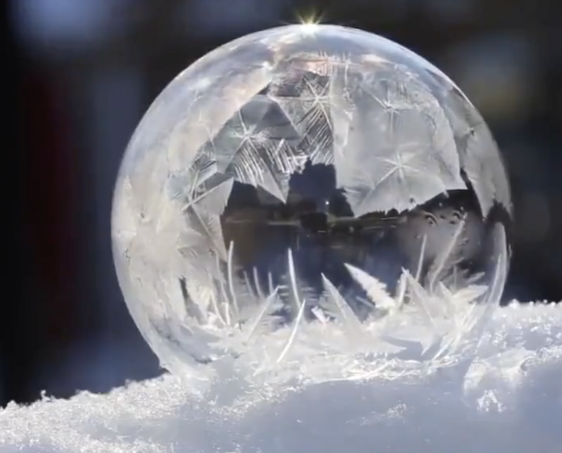 lo-spettacolo-delle-bolle-di-sapone-che-si-ghiacciano:-qual-e-l'origine-di-questi-video-virali?