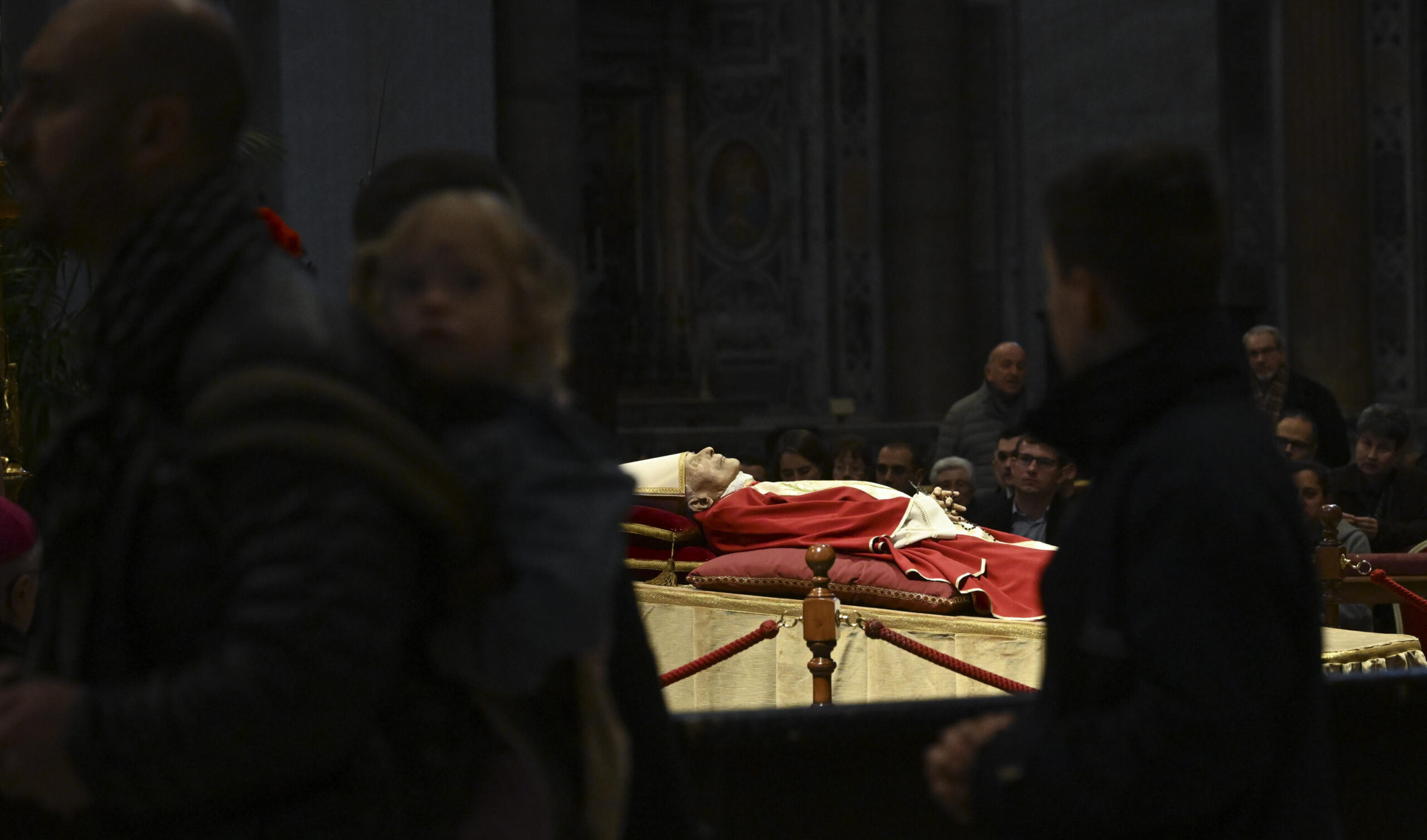 le-immagini-della-camera-ardente-di-papa-benedetto-xvi.-e-per-i-funerali-arrivano-le-prime-conferme-dalle-autorita-straniere-–-il-video