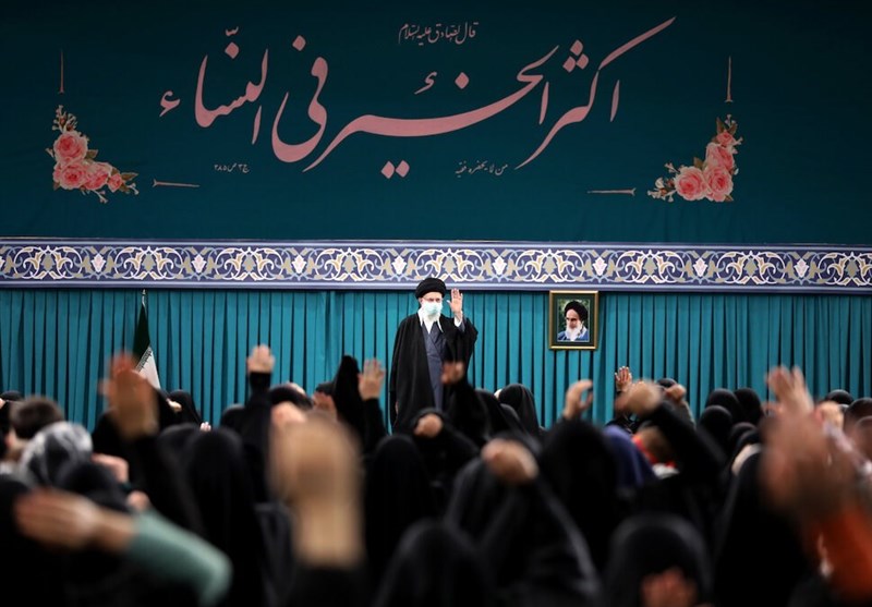 la-realta-distorta-dell'ayatollah-khamenei:-«l'occidente-danneggia-le-donne:-stanno-soffrendo»