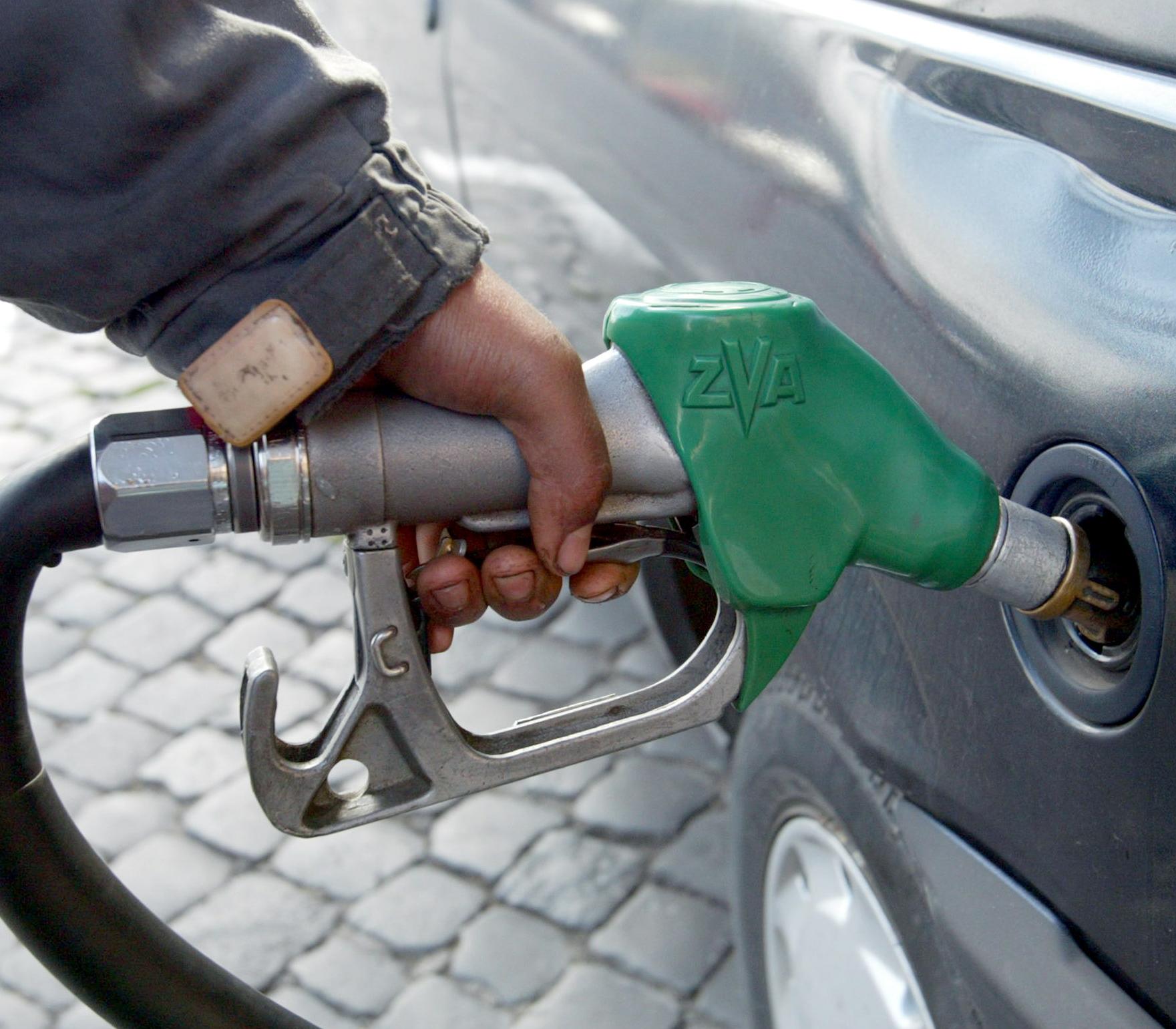 decreto-contro-caro-benzina:-le-pompe-obbligate-a-esporre-prezzo-medio-nazionale-–-quotidiano-piemontese