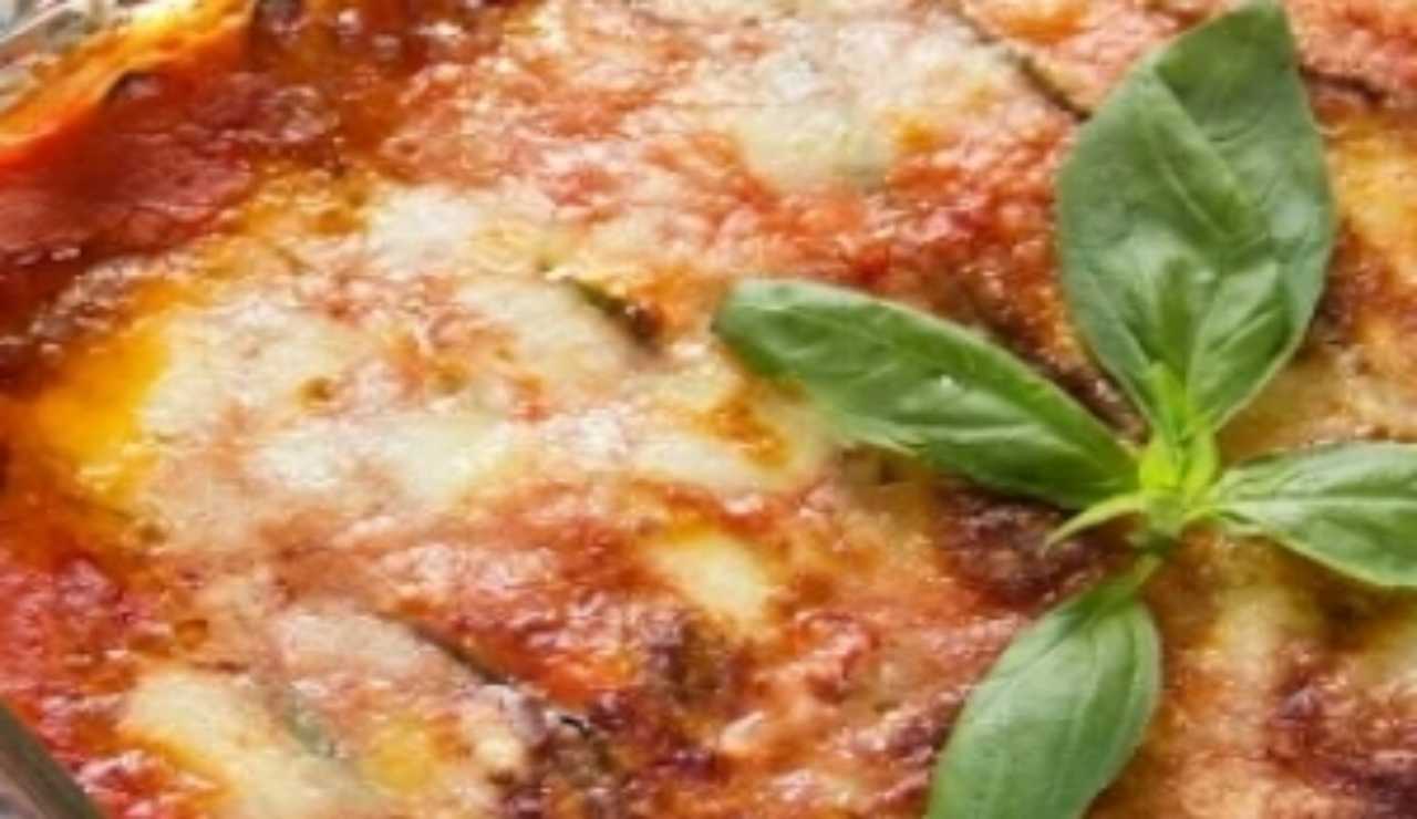parmigiana-di-pane-e-zucchine:-la-ricetta-da-leccarsi-i-baffi