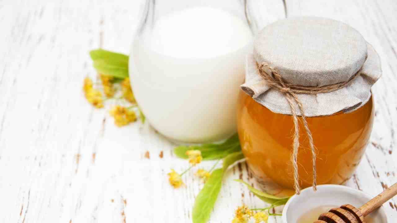 latte-caldo-e-miele:-i-benefici-per-la-salute-e-i-falsi-miti.-–-impronta-unika