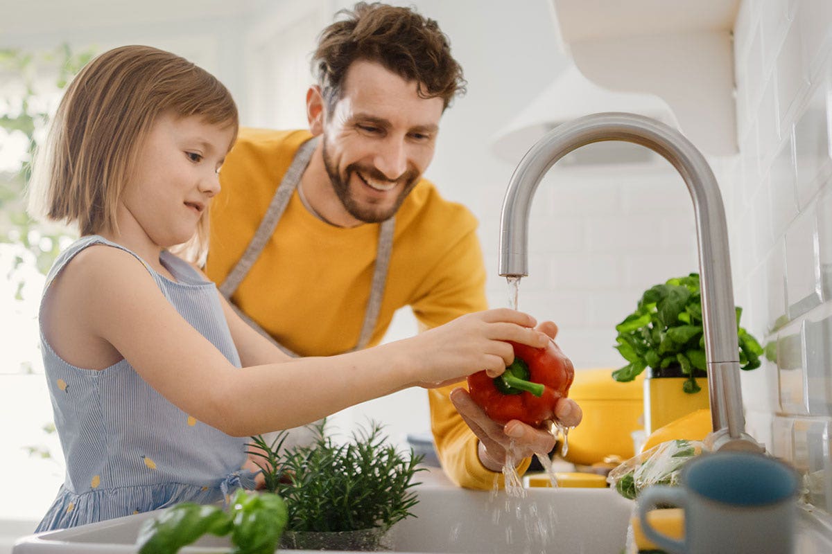 bambini-selettivi?-se-cucinano-con-i-genitori-mangiano-piu-frutta-e-verdura