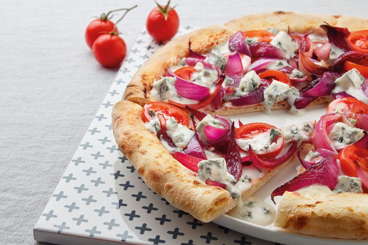 pizza-con-gorgonzola-dop,-cipolle-rosse-e-pomodorini
