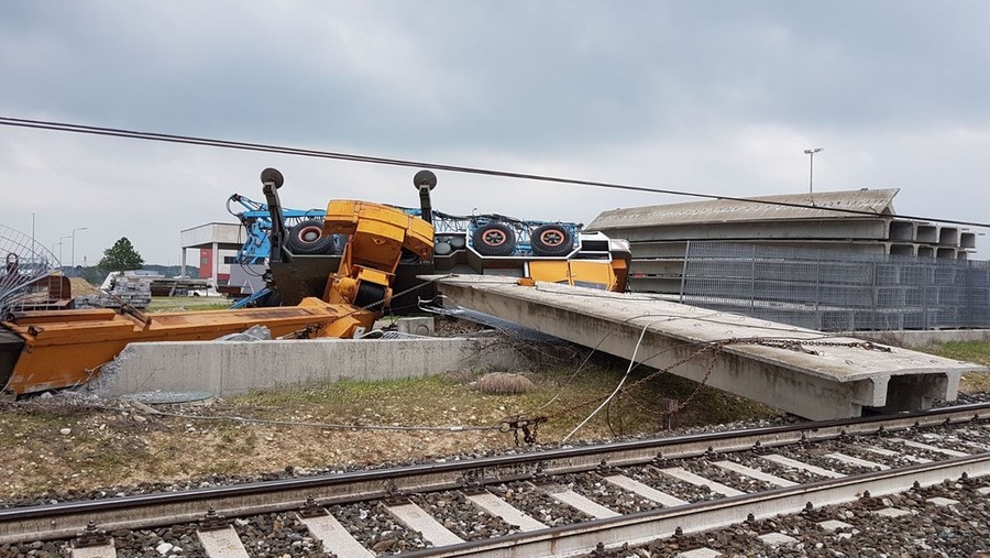 treno-deragliato-a-trinita-per-il-crollo-di-una-gru-sui-binari,-sentenza-rinviata