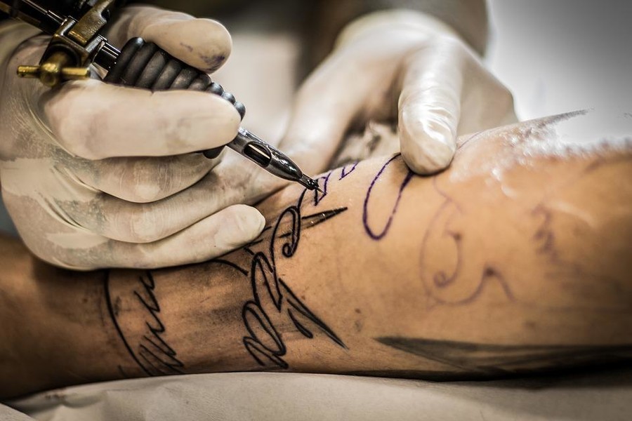 tatuaggi-e-piercing,-rivoluzione-in-piemonte:-nuove-regole-e-contrasto-agli-abusivi-[video]