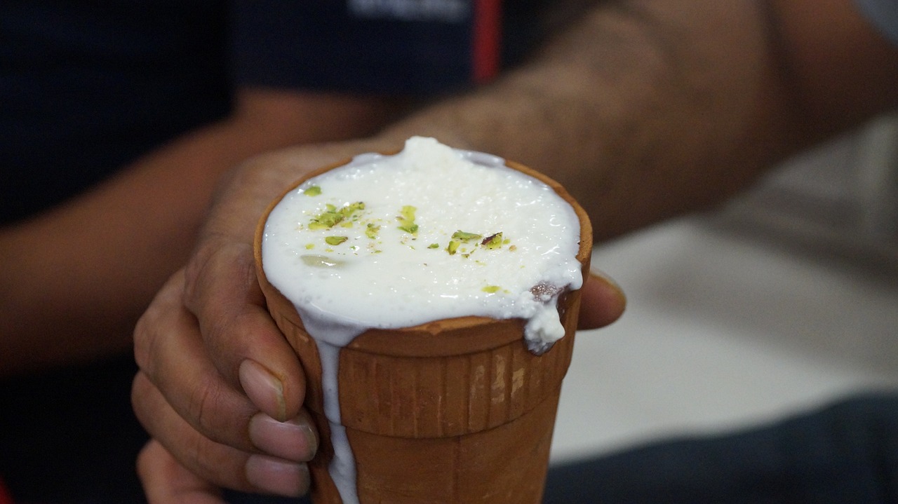 lassi-indiano,-una-bevanda-a-base-di-yogurt-e-spezie-–-impronta-unika