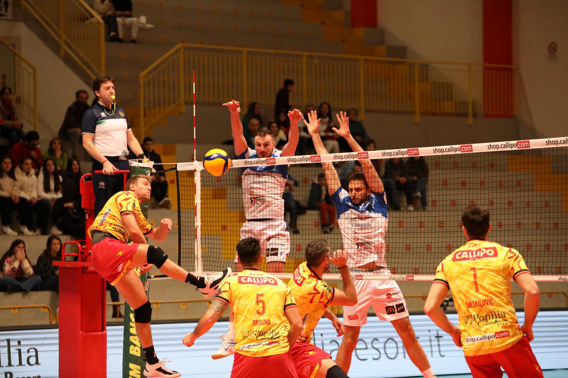 volley-a2/m-–-gli-errori-frenano-cuneo:-la-capolista-vibo-valentia-ringrazia-e-passa-3-1-ko-castellana-e-santa-croce-–-wwwideawebtv.it-–-quotidiano-on-line-della-provincia-di-cuneo