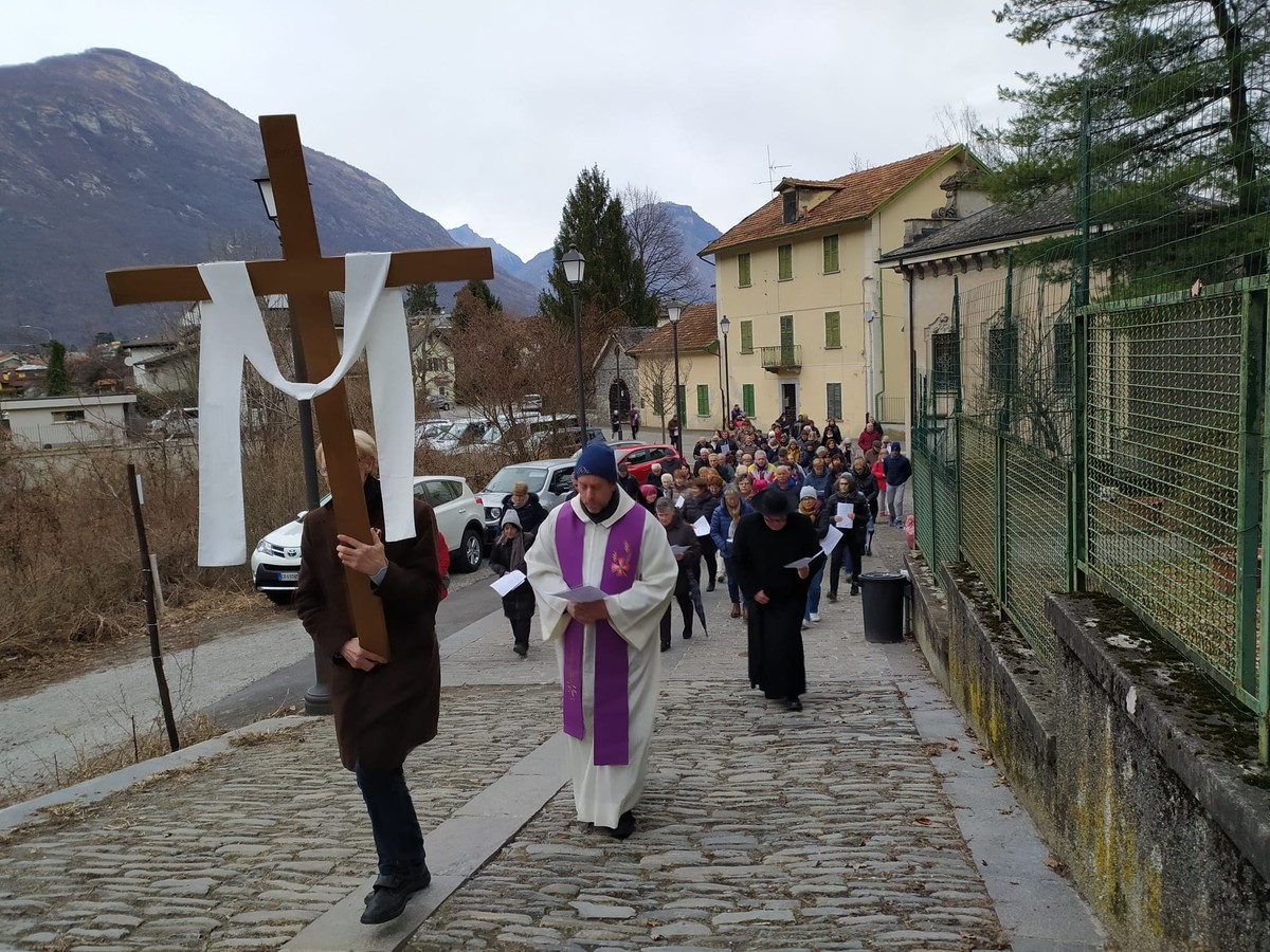 fedeli-al-calvario-per-la-via-crucis-delle-parrocchie-dell