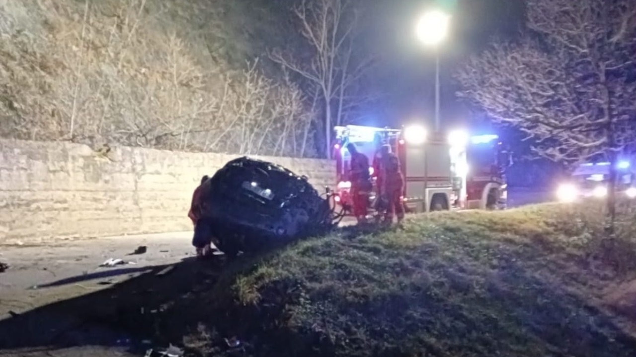 incidente-choc-nella-notte,-zio-e-nipote-morti-dopo-un-volo-di-50-metri:-l'auto-precipitata-nella-scarpata