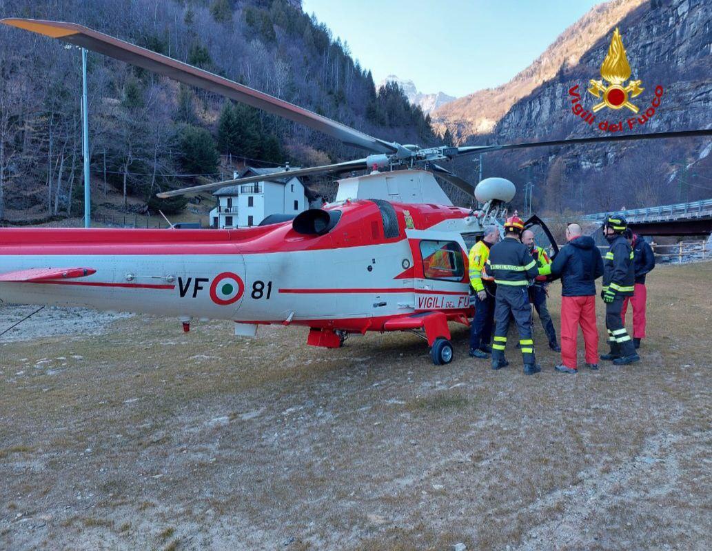 elicottero-drago-recupera-3-rocciatori-e-5-escursionisti-smarriti-in-valle-antigorio.-video