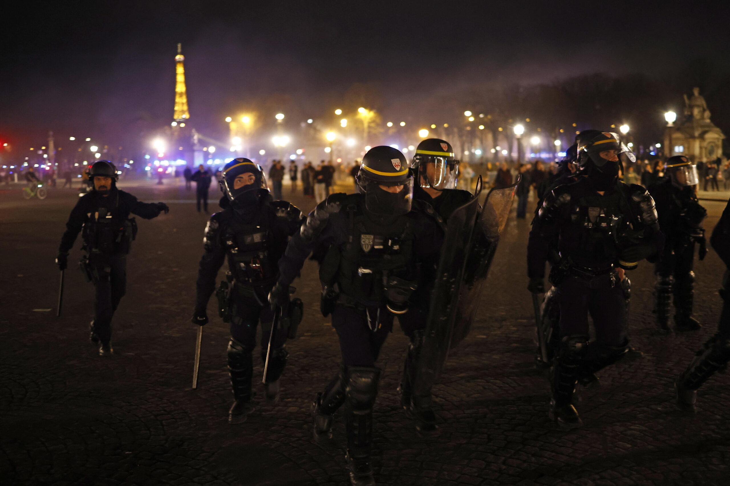 riforma-delle-pensioni,-in-francia-esplode-la-rabbia-per-il-colpo-di-mano-di-macron:-a-parigi-cariche-della-polizia-e-almeno-120-fermi-per-i-disordini-–-foto-e-video