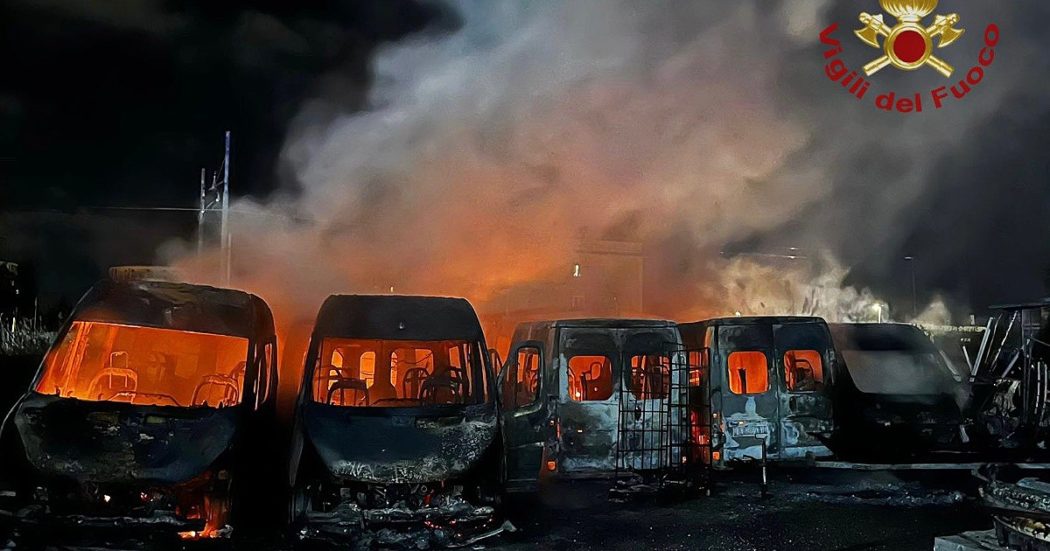 roma,-22-scuolabus-a-fuoco-in-via-ostiense.-indagini-per-accertare-le-cause-dell'incendio-–-il-fatto-quotidiano