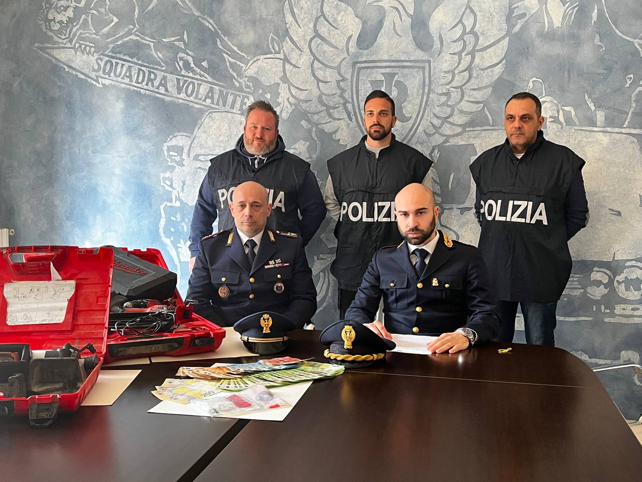 spacciava-droga-davanti-alle-scuole:-la-polizia-smantella-smercio-di-cocaina-e-arresta-quattro-persone-(foto-e-video)