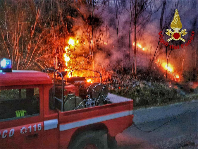 incendio-boschivo-a-perletto:-vigili-del-fuoco-e-volontari-aib-al-lavoro