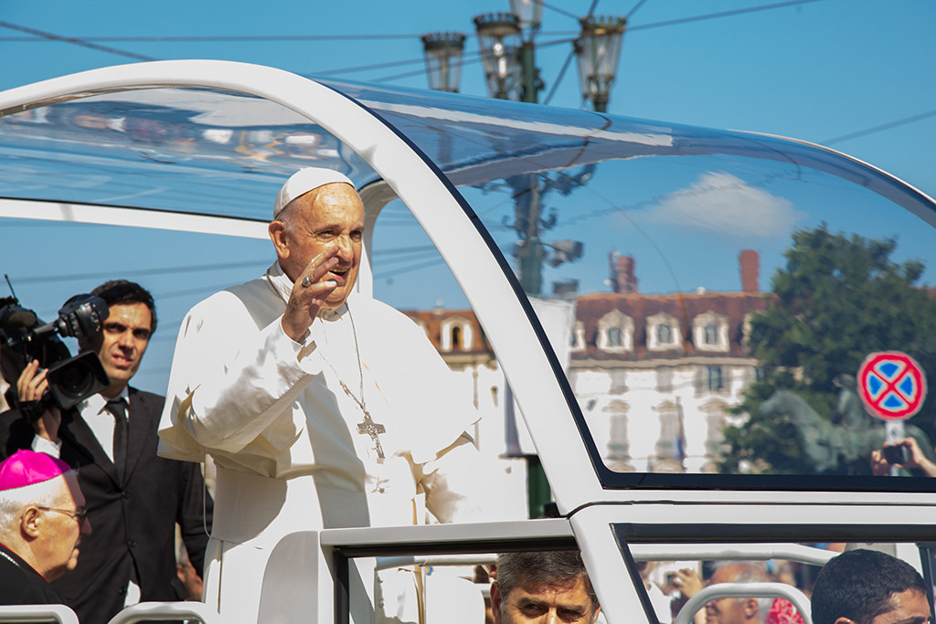 progressivo-miglioramento-per-papa-francesco.-stamattina-ha-letto-i-quotidiani-e-si-e-raccolto-in-preghiera