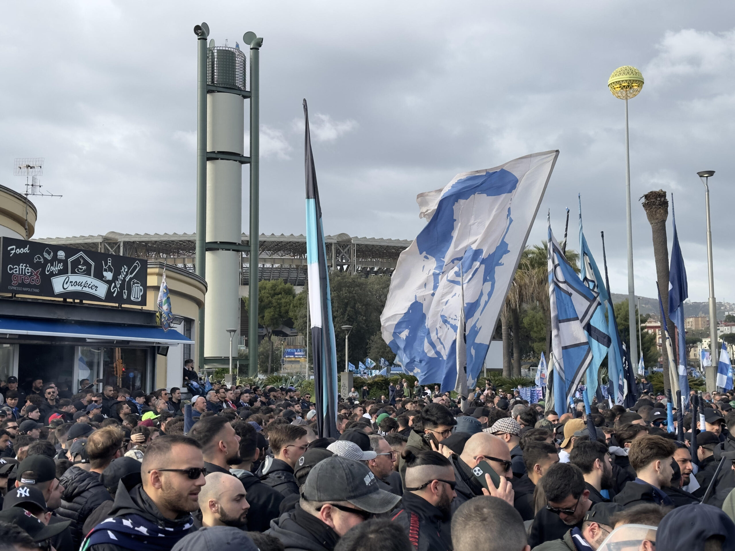 napoli-milan,-tensione-sugli-spalti-dello-stadio-maradona:-scontri-in-curva-tra-i-tifosi-azzurri-–-il-video