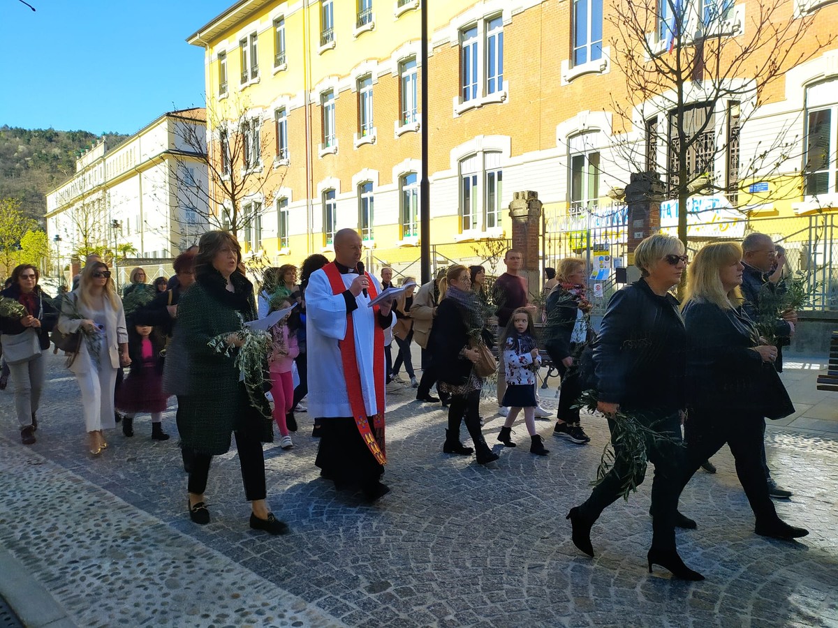 tanta-gente-alla-processione-della-domenica-delle-palme-a-domo-foto-e-video