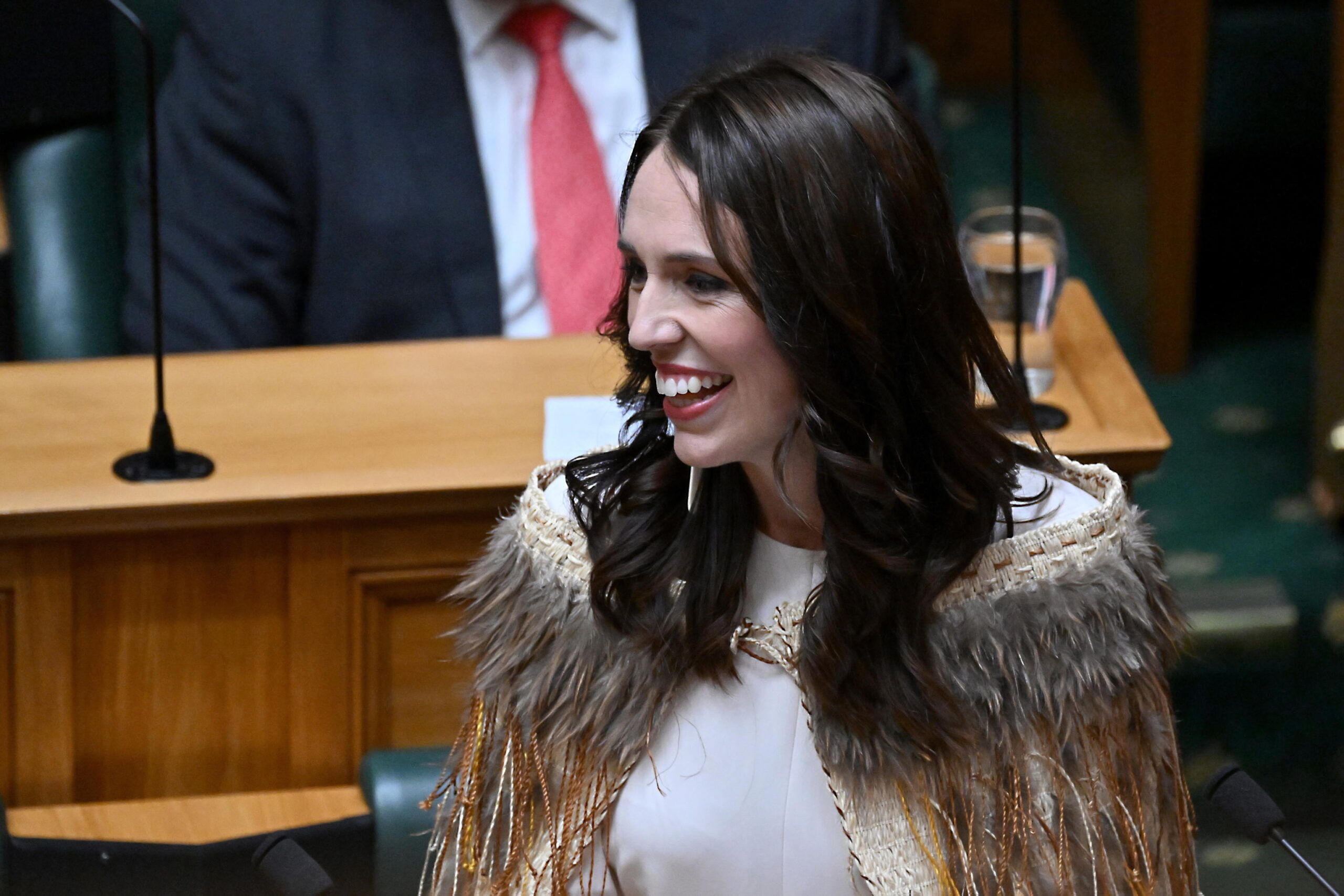 «puoi-essere-sensibile-e-gentile,-e-allo-stesso-tempo-una-leader».-la-lezione-di-jacinda-ardern-nel-discorso-di-addio-al-parlamento-–-il-video